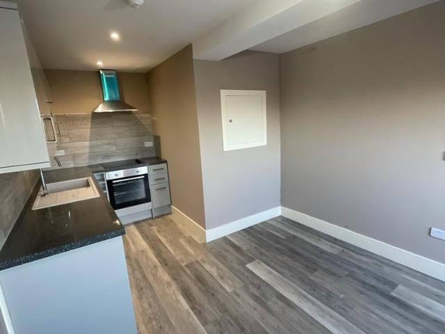 High Street, Whitton TW2 1 bed flat to rent £1,250 pcm £288 pw