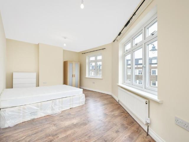 High Street, Whitton, Twickenham, TW2. 4 bed apartment to rent £2,600 pcm £600 pw