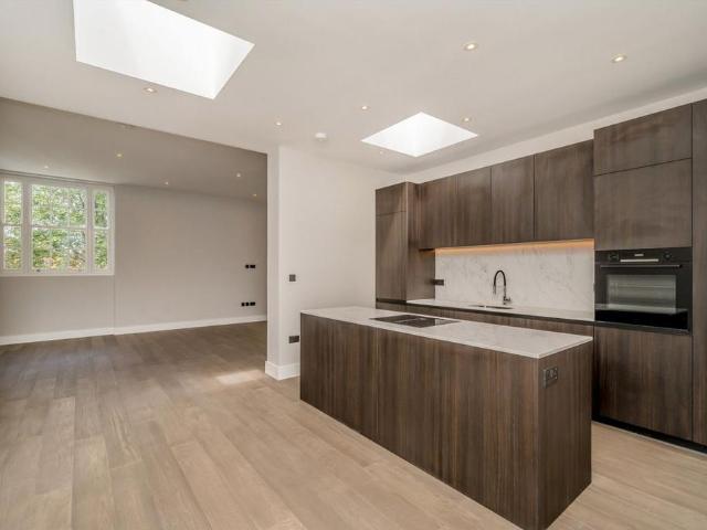 High Street Wimbledon, London SW19 3 bed flat to rent £4,250 pcm £981 pw