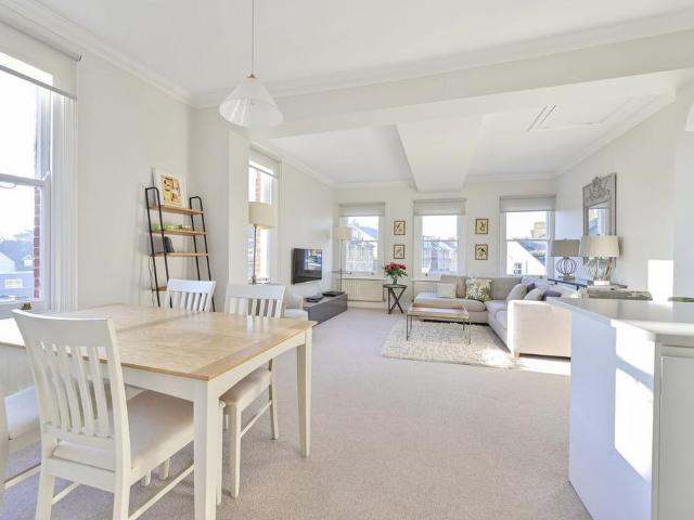 High Street Wimbledon, Wimbledon. 2 bed flat to rent £6,500 pcm £1,500 pw