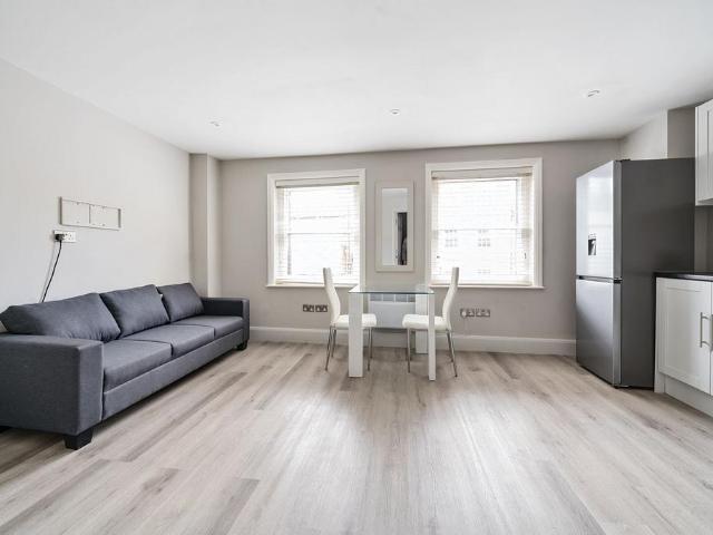 High Street, Windsor SL4 1 bed flat to rent £1,200 pcm £277 pw