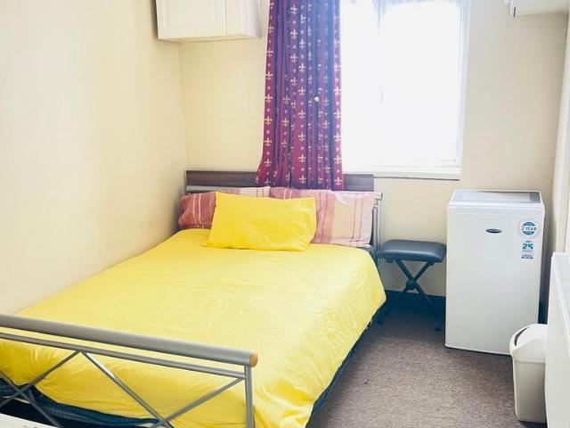 High Street, Yiewsley UB7 1 bed in a house share to rent £900 pcm £208 pw