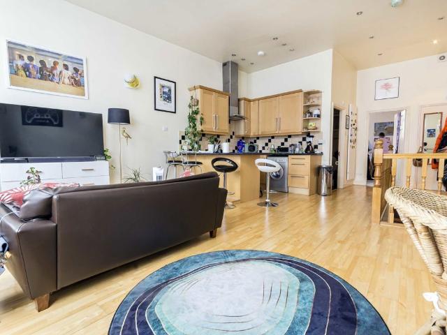High Street, Acton W3, 1 bed flat to rent, £1,700 pcm | PrimeLocation