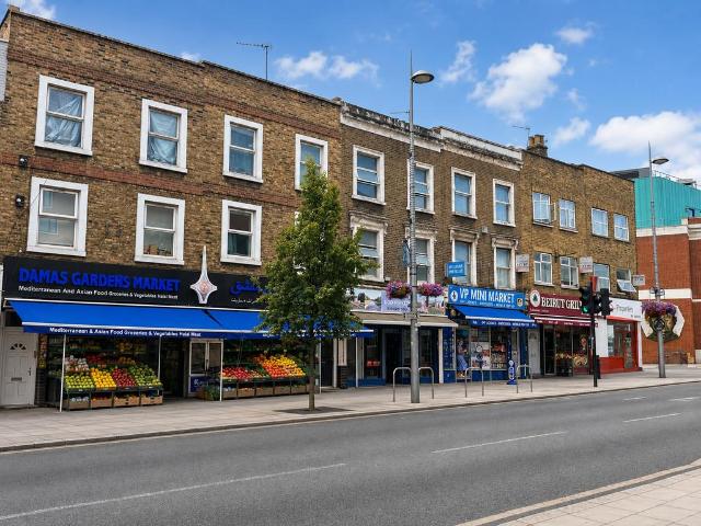 High Street, Acton, London 3 bed flat to rent £2,550 pcm £588 pw