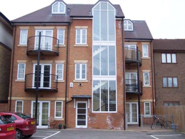 High Street, Addlestone KT15, 1 bed flat to rent, £1,175 pcm | PrimeLocation
