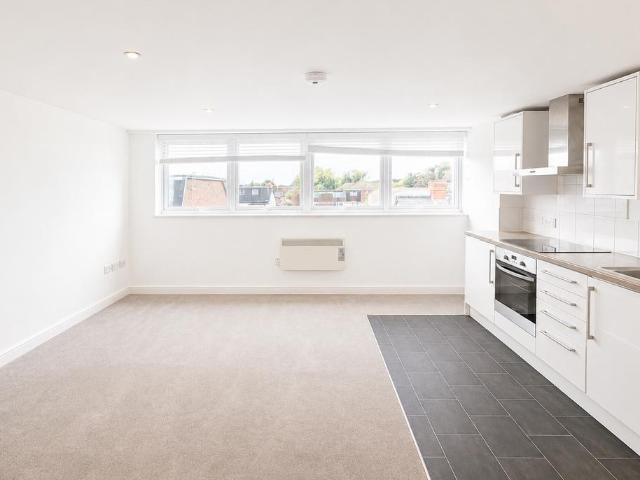 High Street, Addlestone KT15 2 bed flat to rent £1,300 pcm £300 pw