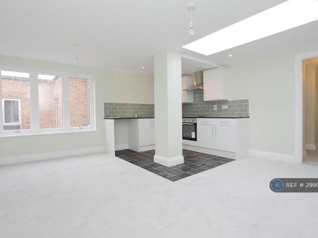 High Street, Andover, SP10 2 bed flat to rent £1,300 pcm £300 pw