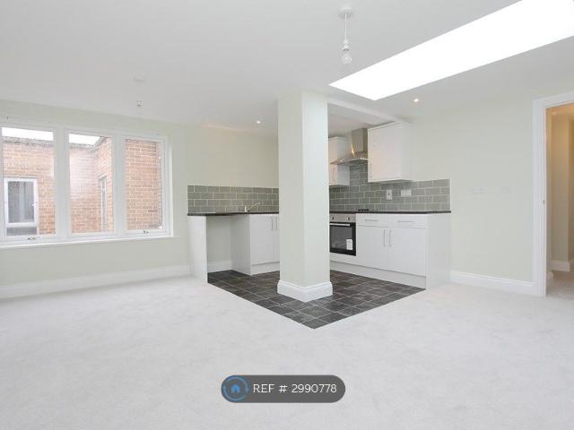 High Street, Andover SP10, 2 bed flat to rent, £1,300 pcm | PrimeLocation