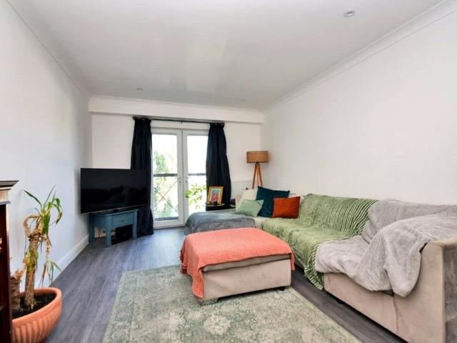 High Street, Banstead, Surrey, SM7 2 bed apartment to rent £1,800 pcm £415 pw