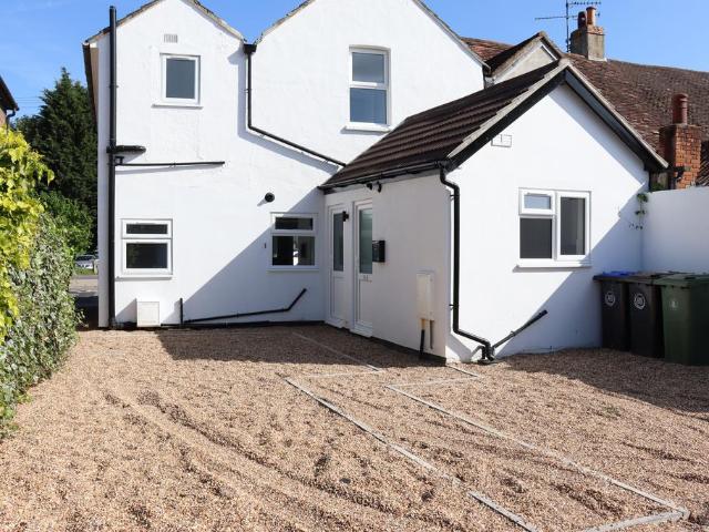High Street, Bagshot GU19 1 bed ground floor maisonette to rent £1,150 pcm £265 pw