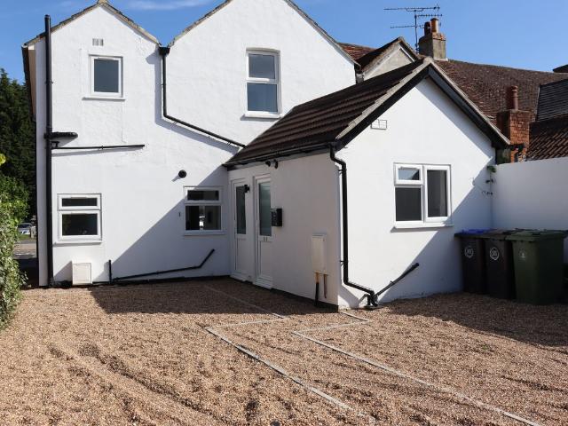 High Street, Bagshot GU19, 1 bed maisonette to rent, £1,150 pcm | PrimeLocation