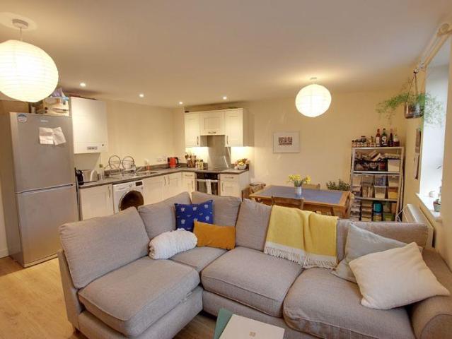 High Street, Bath 1 bed apartment to rent £995 pcm £230 pw