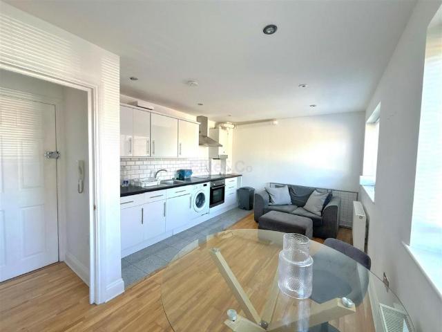 High Street, Beckenham, BR3 1 bed flat to rent £1,300 pcm £300 pw