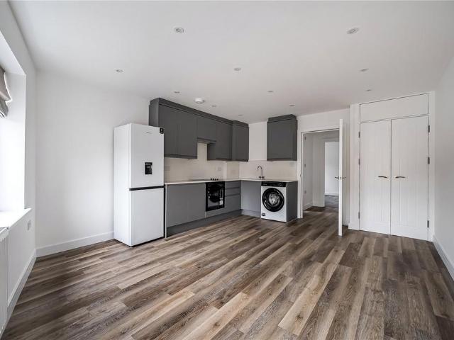 High Street, Berkshire RG45 1 bed apartment to rent £1,100 pcm £254 pw
