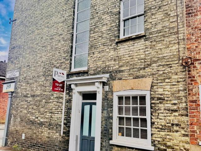High Street, Boston, PE21 8TA 2 bed flat to rent £680 pcm £157 pw