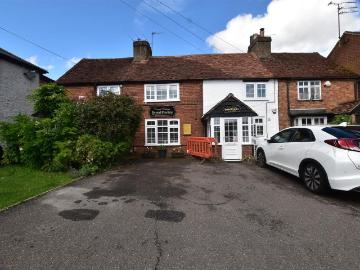 High Street, Bovingdon, Hemel Hempstead HP3, 2 bed flat to rent, £1,500 pcm | PrimeLocation