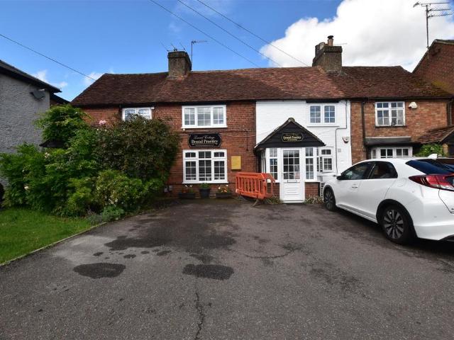 High Street, Bovingdon, Hemel Hempstead 2 bed flat to rent £1,425 pcm £329 pw