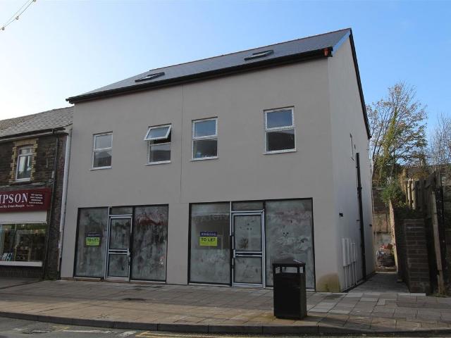 High Street, Blackwood NP12, 2 bed flat to rent, £750 pcm | PrimeLocation