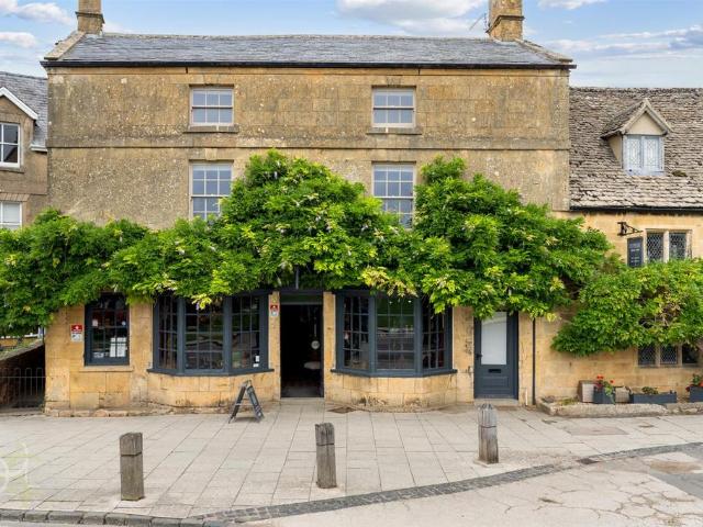 High Street, Broadway 2 bed duplex to rent £1,650 pcm £381 pw