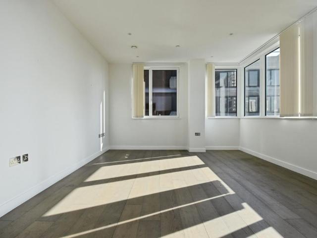 High Street Bromley BR1 2 bed flat to rent £1,850 pcm £427 pw