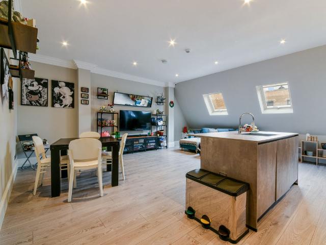 High Street, Bromley BR1, 2 bed flat to rent, £2,100 pcm | PrimeLocation
