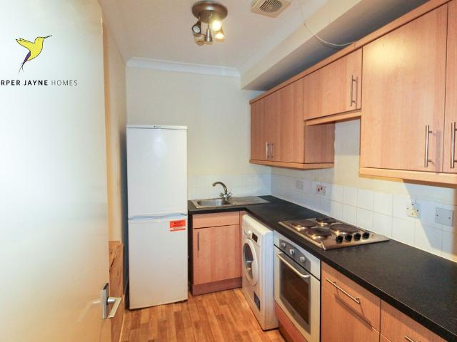 High Street, Bromley BR1, 3 bed flat to rent, £1,800 pcm | PrimeLocation
