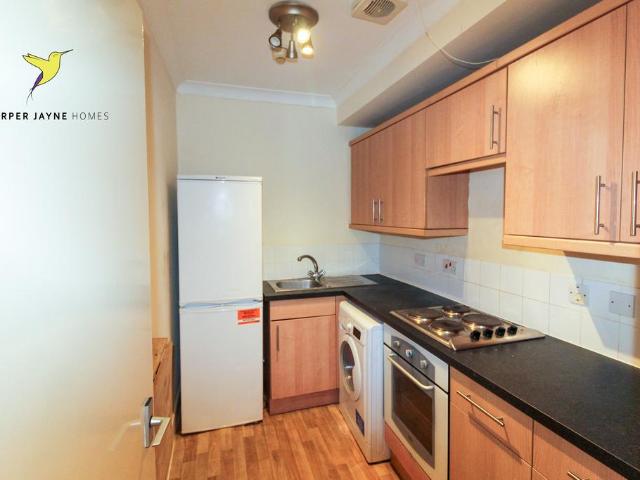 High Street, Bromley BR1 3 bed flat to rent £2,000 pcm £462 pw