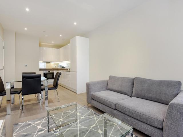 High Street, Bromley, Kent, BR1 1 bed flat to rent £1,400 pcm £323 pw