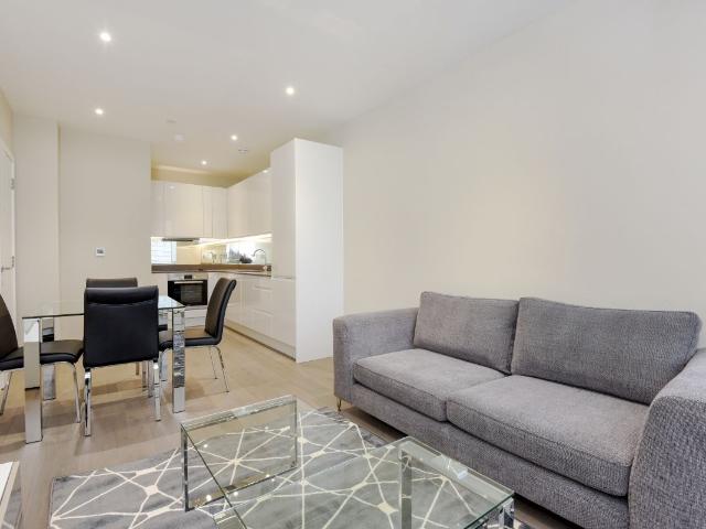 High Street, Bromley, Kent BR1, 1 bed flat to rent, £1,400 pcm | PrimeLocation