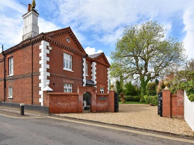 High Street, Bray, Maidenhead. 4 bed detached house to rent £6,000 pcm £1,385 pw
