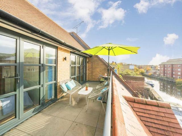 High Street, Brentford TW8 1 bed flat to rent £1,795 pcm £414 pw