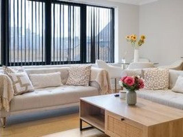 High Street, Brentford TW8, 2 bed flat to rent, £4,000 pcm | PrimeLocation