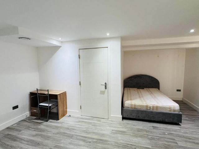 High Street, Brentwood CM14, 1 bed flat to rent, £1,100 pcm | PrimeLocation