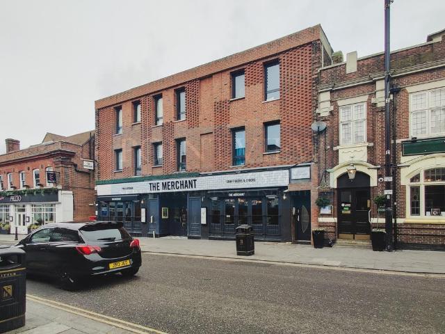 High Street, Brentwood CM14 1 bed flat to rent £1,250 pcm £288 pw
