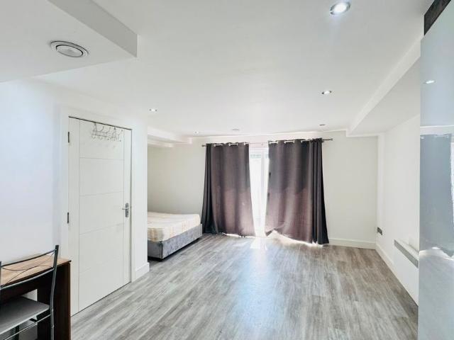 High Street, Brentwood CM14, Studio to rent, £1,100 pcm | PrimeLocation