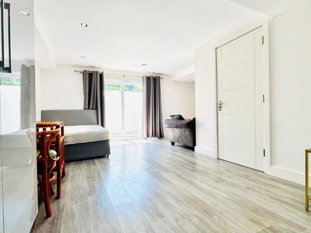 High Street, Brentwood CM14, Studio to rent, £1,200 pcm | PrimeLocation