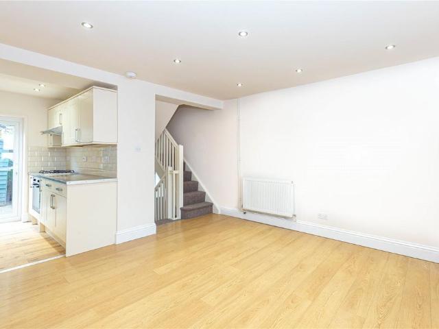 High Street, Bristol BS8 2 bed terraced house to rent £1,750 pcm £404 pw