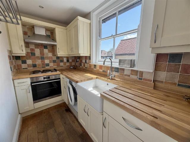 High Street, Buntingford SG9 2 bed apartment to rent £1,195 pcm £276 pw