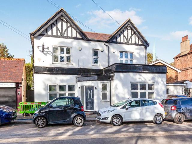 High Street, Buckinghamshire SL0 2 bed apartment to rent £1,650 pcm £381 pw