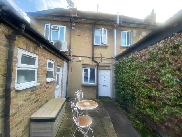 High Street, Bushey WD23, 1 bed flat to rent, £1,200 pcm | PrimeLocation