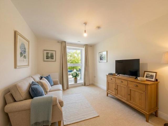 High Street, Cambourne CB23 2 bed retirement property to rent £1,900 pcm £438 pw
