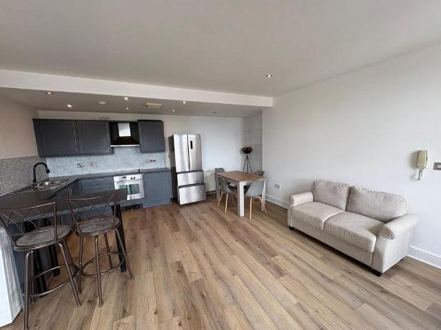 High Street, Cardiff, CF10 2 bed flat to rent £1,700 pcm £392 pw