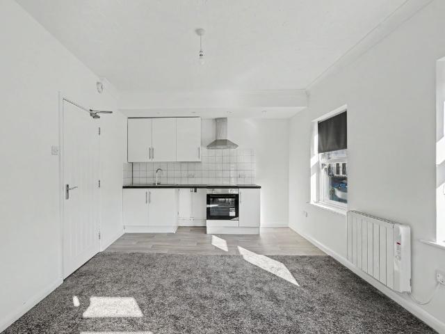 High Street, Chatham ME4, 2 bed flat to rent, £1,125 pcm | PrimeLocation