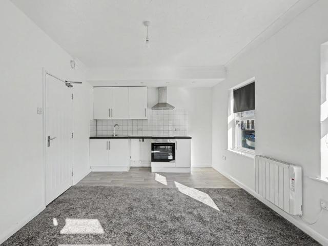 High Street, Chatham 2 bed flat to rent £1,125 pcm £260 pw