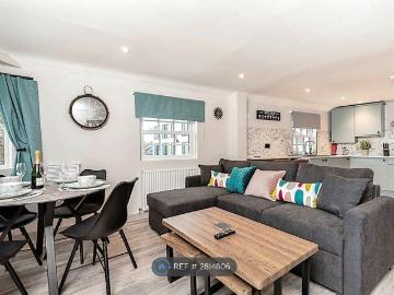 High Street, Cheltenham GL50, 2 bed flat to rent, £2,000 pcm | PrimeLocation