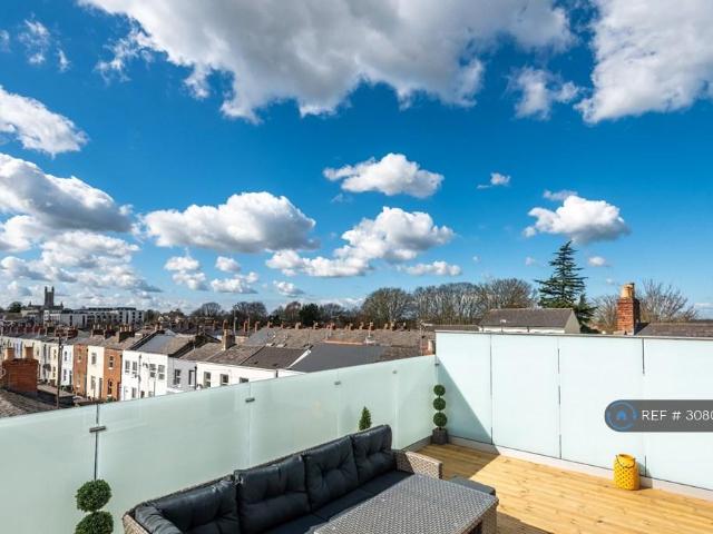 High Street, Cheltenham, GL50 2 bed penthouse to rent £2,250 pcm £519 pw