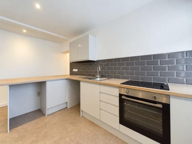 High Street, Cheltenham, Gloucestershire GL50, 2 bed flat to rent, £950 pcm | PrimeLocation