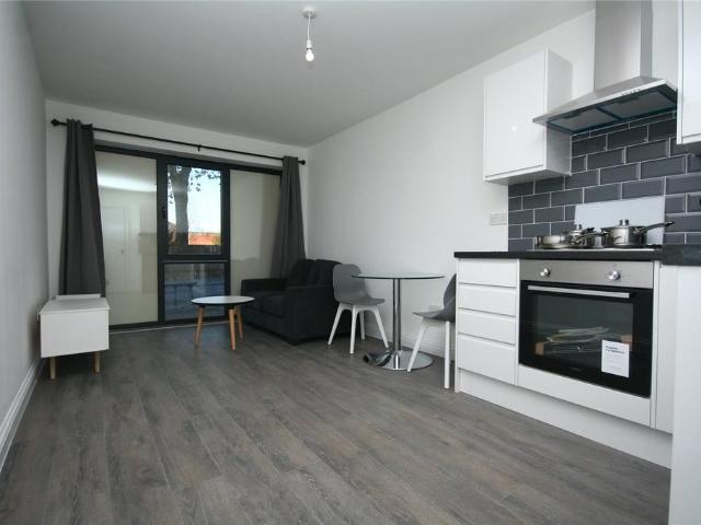 High Street, Cheltenham. 1 bed apartment to rent £875 pcm £202 pw