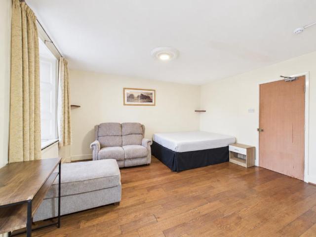High Street, Cheltenham. 1 bed house of multiple occupation to rent £650 pcm £150 pw