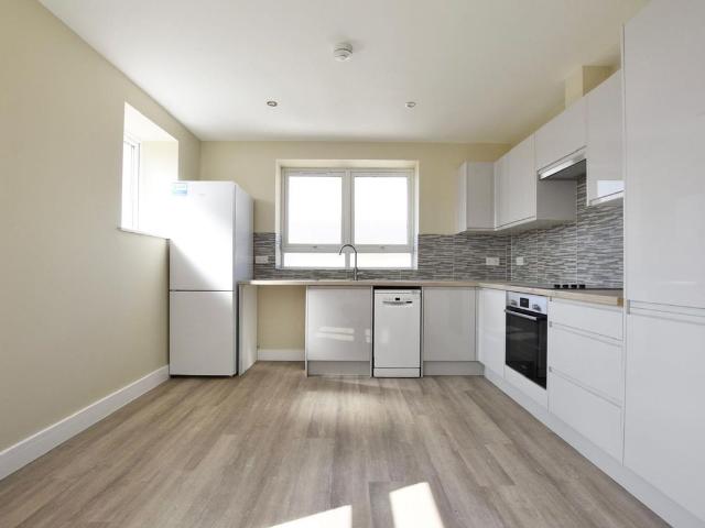 High Street, Chipping Ongar CM5, 2 bed flat to rent, £1,800 pcm | PrimeLocation